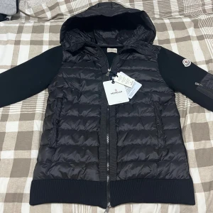 Moncler Cardigan jacka - Helt ny och aldrig använd . Storlek S väldigt fint skick och köper du nu så fraktar jag samma dag 