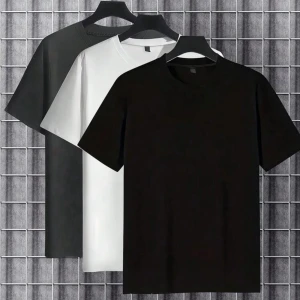 Basic t-shirt i svart, vitt och grått - Säljer stilrena basic t-shirts i svart, vitt och grått. Klassisk rund halsringning och korta ärmar. Perfekt passform och tillverkad i mjuk bomull som känns skön mot huden. Enkla att matcha med allt i garderoben.