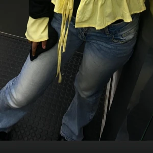 Blå bootcut jeans från Levis - Jätte Low waisted jeans köpte för 599kr jag är 165 cm och dom passar perfekt har st S                           ( !!! pris kan diskuteras)!!!!!!!