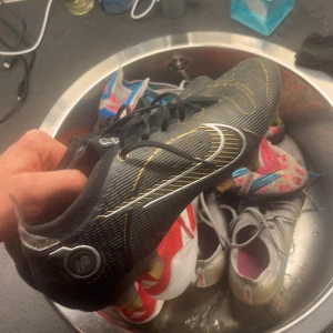 Nike Vapor Elite SG - Säljer mina Nike grässkor med skruvdobb, eftersom jag slutat lira. Använda max 10 ggr och är i väldigt fint skick. Priset är inte hugget i sten.