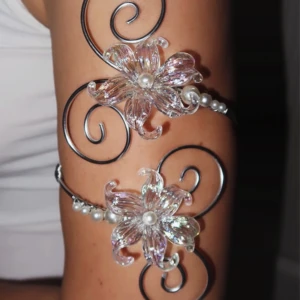 Smycke/accesoar  - Accessoar till armen med genomskinliga blommor och pärlor. Justerbar storlek 