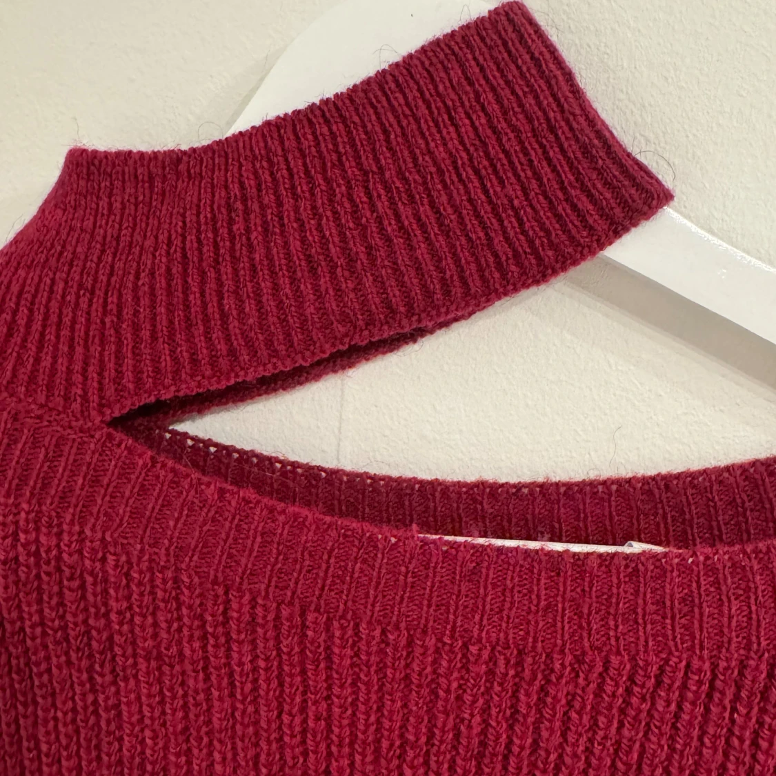 Vinröd stickad tröja med hög krage - 2