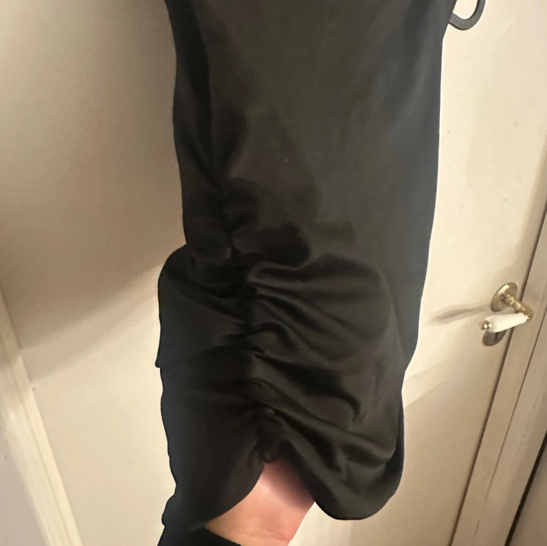 Svart ärmlös topp med rynkade sidor - 2