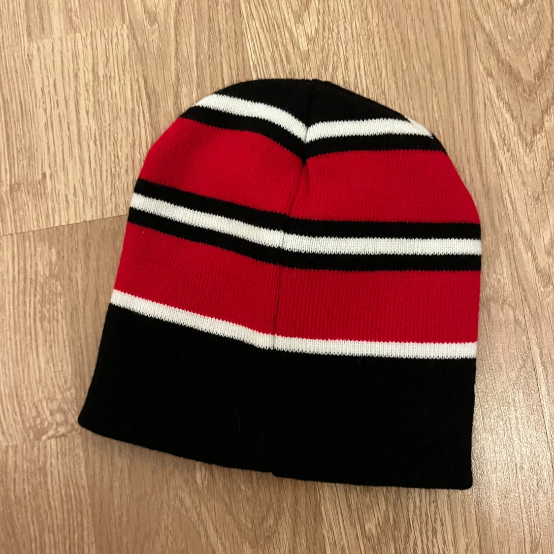 Manchester United Randig mössa i rött, svart och vitt - 1