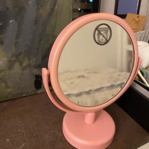 Sminkspegel - Sminkspegel i rosa. Säljs pga flytt. I nytt skick! Pris kan diskuteras!