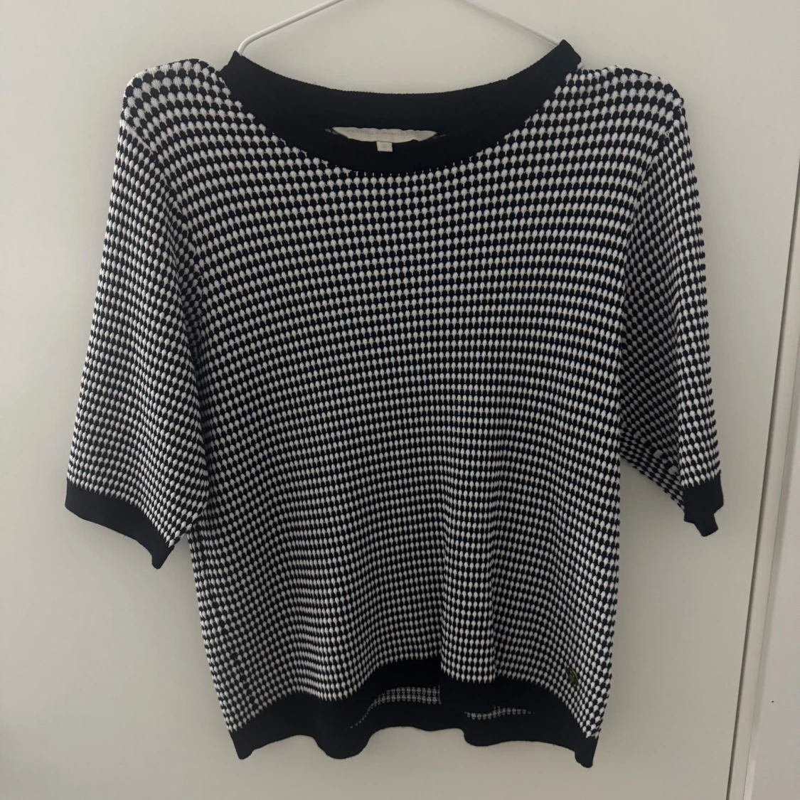Svartvit mönstrad stickad tröja - 2