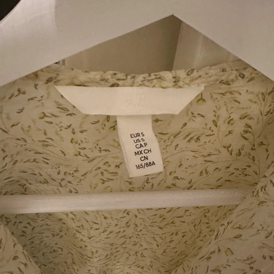 Blommig blus med volanger och snörning - 2