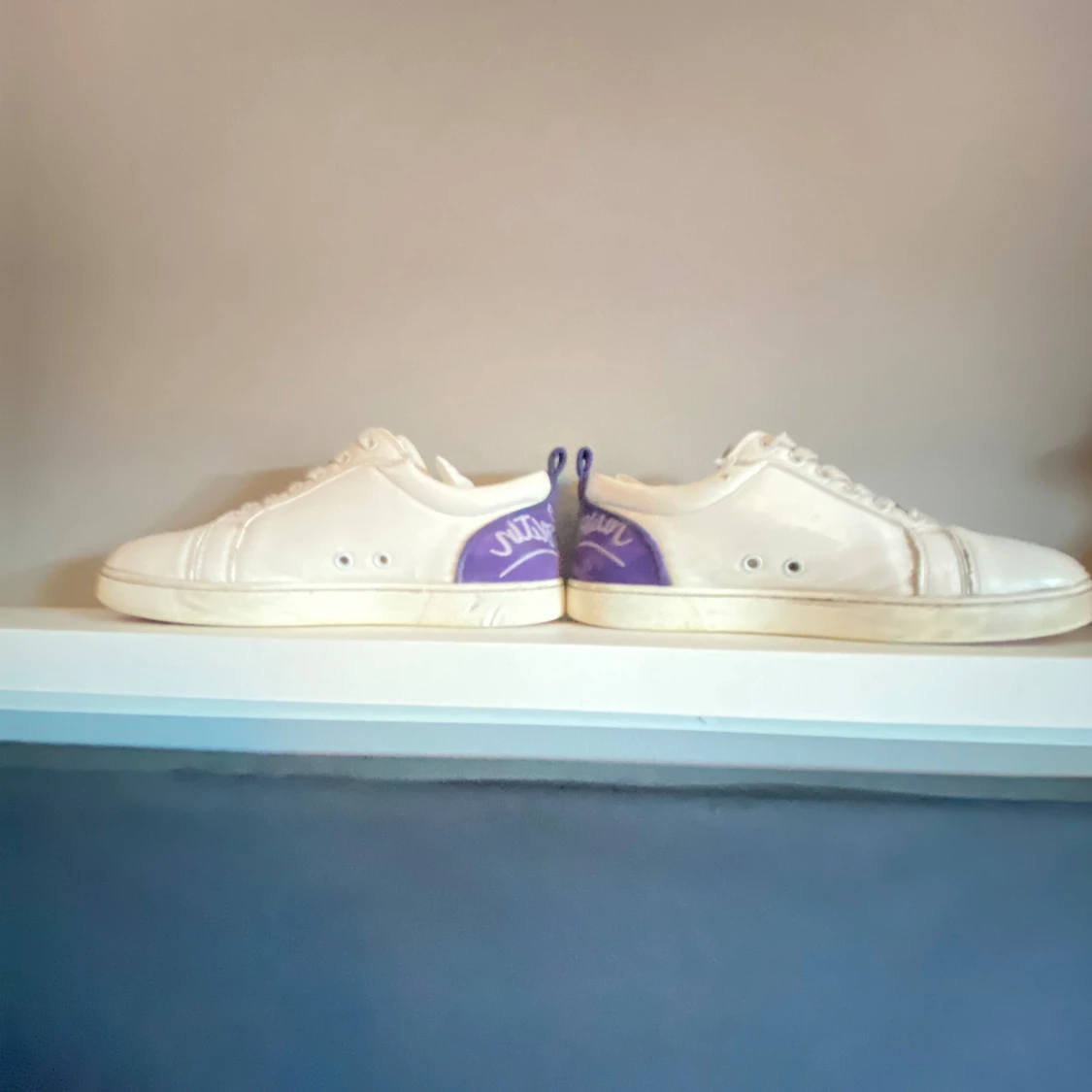 Vita Louboutin sneakers med lila detalj - 3