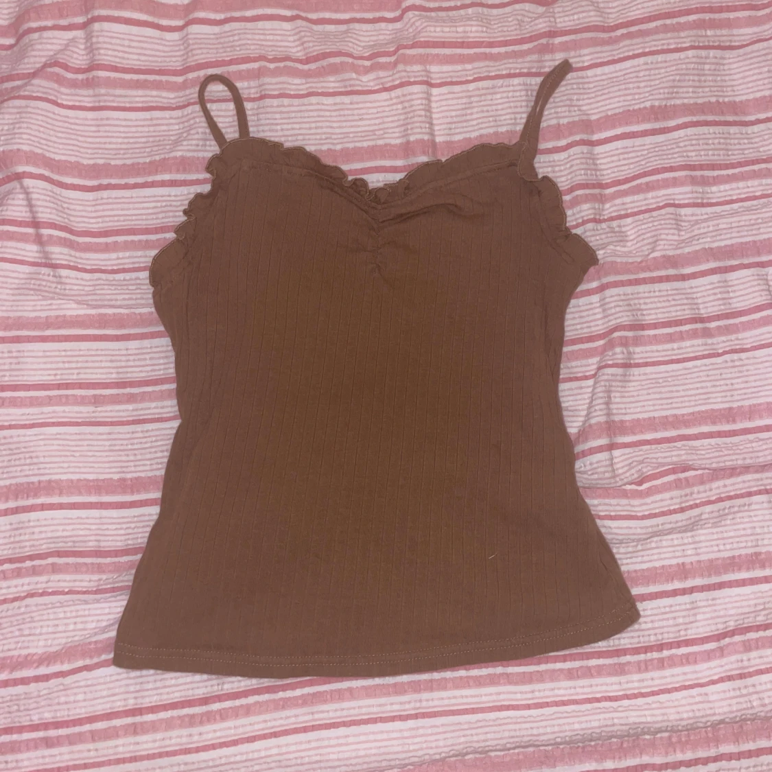 Brun ribbad linnetopp med volangkant