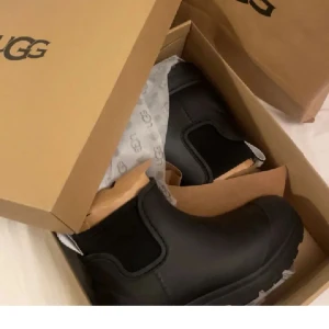 Svarta boots från UGG - Säljer ett par svarta boots från UGG orginalförpackning följer med och även kvitto . Aldrig använt och köpt i själva butiken