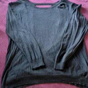 Svart långärmad tröja från Cubus - Svart, enkel och mjuk långärmad tröja från Cubus i storlek L. Tröjan har rund hals och är tillverkad av en blandning av rayon, bomull och nylon. Perfekt för dig som gillar stilrena och bekväma plagg med lite loose passform. Öppen rygg. 