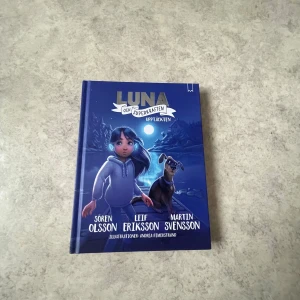 Luna och superkraften: Upptäckten - Följ Luna som plötsligt får en superkraft och kan höra vad folk säger på långt håll! En spännande och magisk berättelse om vänskap, utanförskap och att hitta sin plats. Perfekt för dig som gillar äventyr och superkrafter!