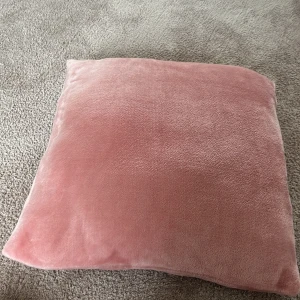 Fluffig rosa prydnadskudde - Jag säljer en jätte fin fluffig rosa prydnadskudde ifrån rusta. Ser aldrig använd ur, ser ut som en ny. 