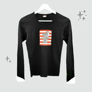 Topp - Jättefin vintage ’Strange Magic’ topp från Emily The Strange! ❤️‍🔥🔪Storlek M (lätt stretchig) 📏I bra vintage skick! ✨Köp nu 💌