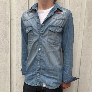 *Custom* Jeansskjorta - Säljer nu denna sjukt unika skjortan!🍁🌤️| Hör gärna av dig!✌🏻👑