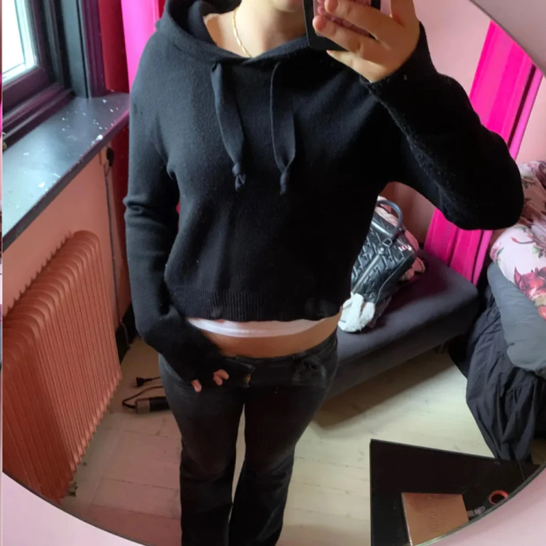 Svart croppad hoodie med huva - 1