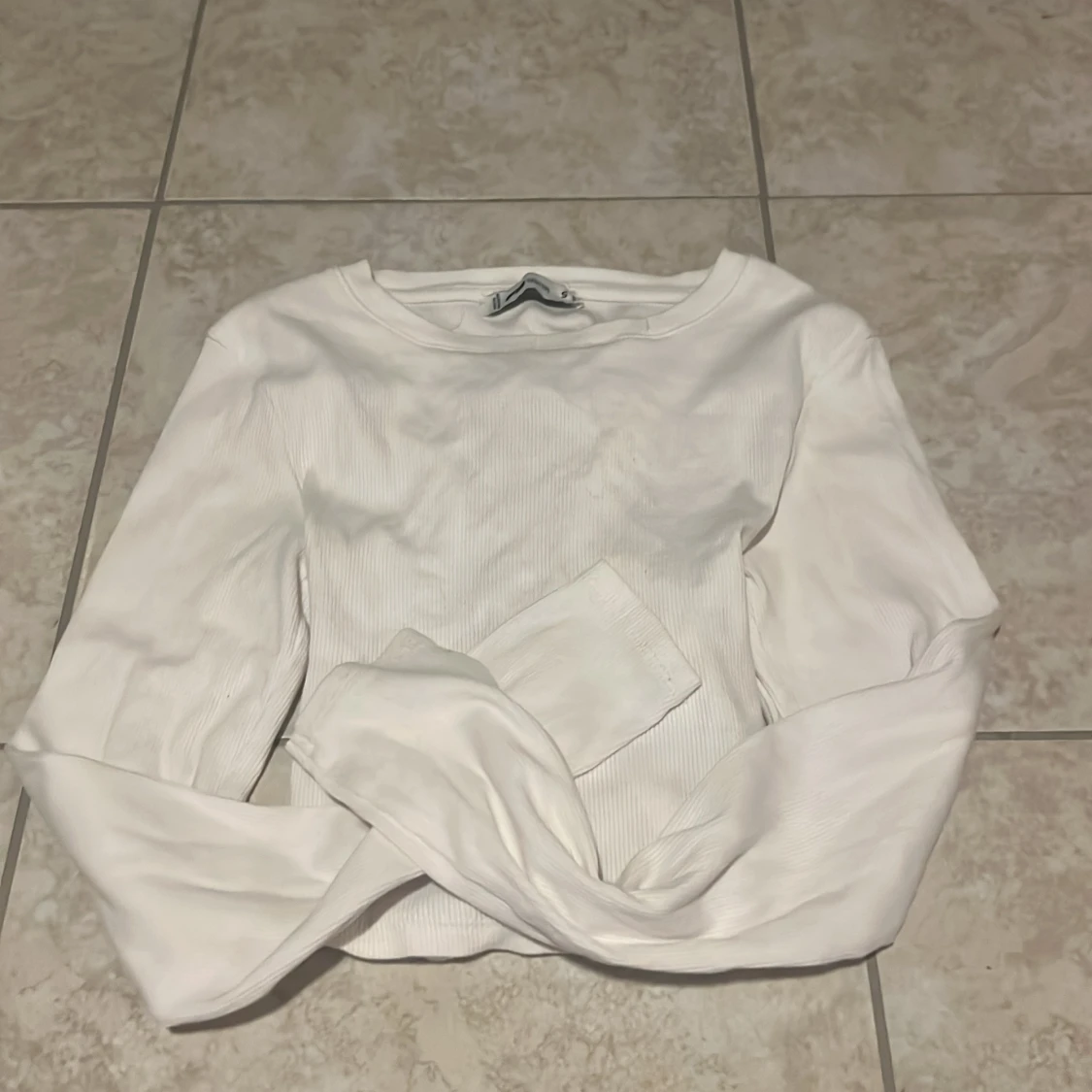 Vit ribbad långärmad topp med knytning bak