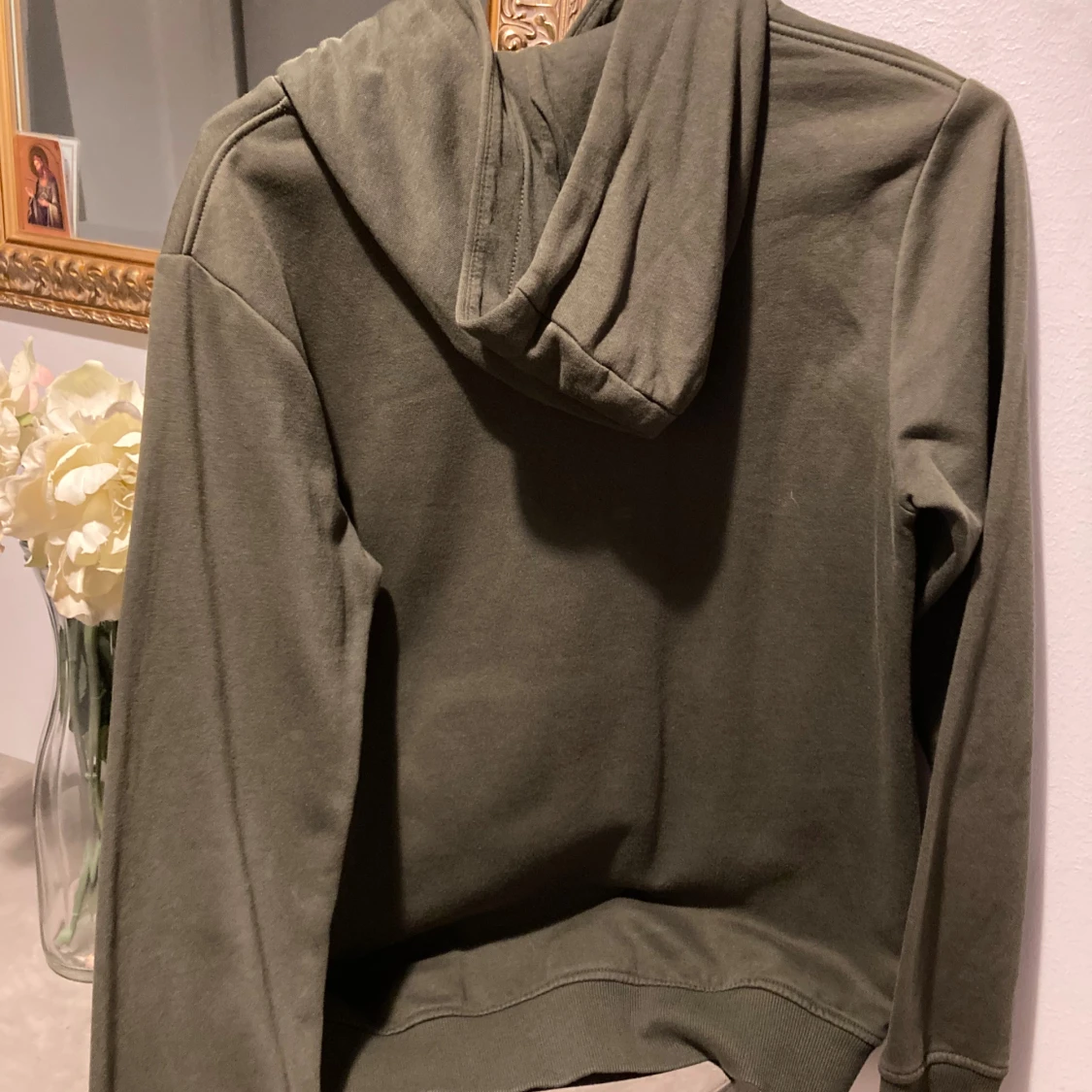 Olivgrön hoodie med ficka - 1