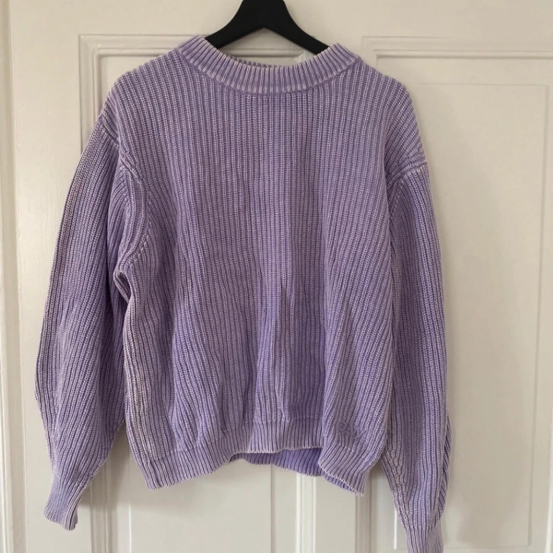 Ljuslila stickad tröja med ribbad struktur