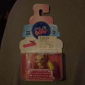 Littlest Pet Shop Babies 1-P - Söt Littlest Pet Shop Babies figur i originalförpackning, perfekt för samlare eller barn 4+. Inkluderar en baby-figur, nappflaska och tillbehör. Förpackningen är oöppnad och i gott skick, endast mindre märken på plasten. Perfekt present till LPS-fans! Är från 2011