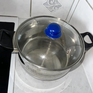 Kastrull med lock - Kastrull i rostfritt stål med lock – perfekt för dig som vill laga större portioner mat med stil och kvalitet! 🍲 Den slitstarka konstruktionen i rostfritt stål ger jämn värmefördelning och håller länge, även vid daglig användning. Lock med ångventil bevarar smak och näring, och de bekväma handtagen gör den enkel att hantera även när den är full. En riktig köksfavorit som kombinerar funktion, hållbarhet och snygg design – redo att bli din bästa hjälpreda i köket! ✨