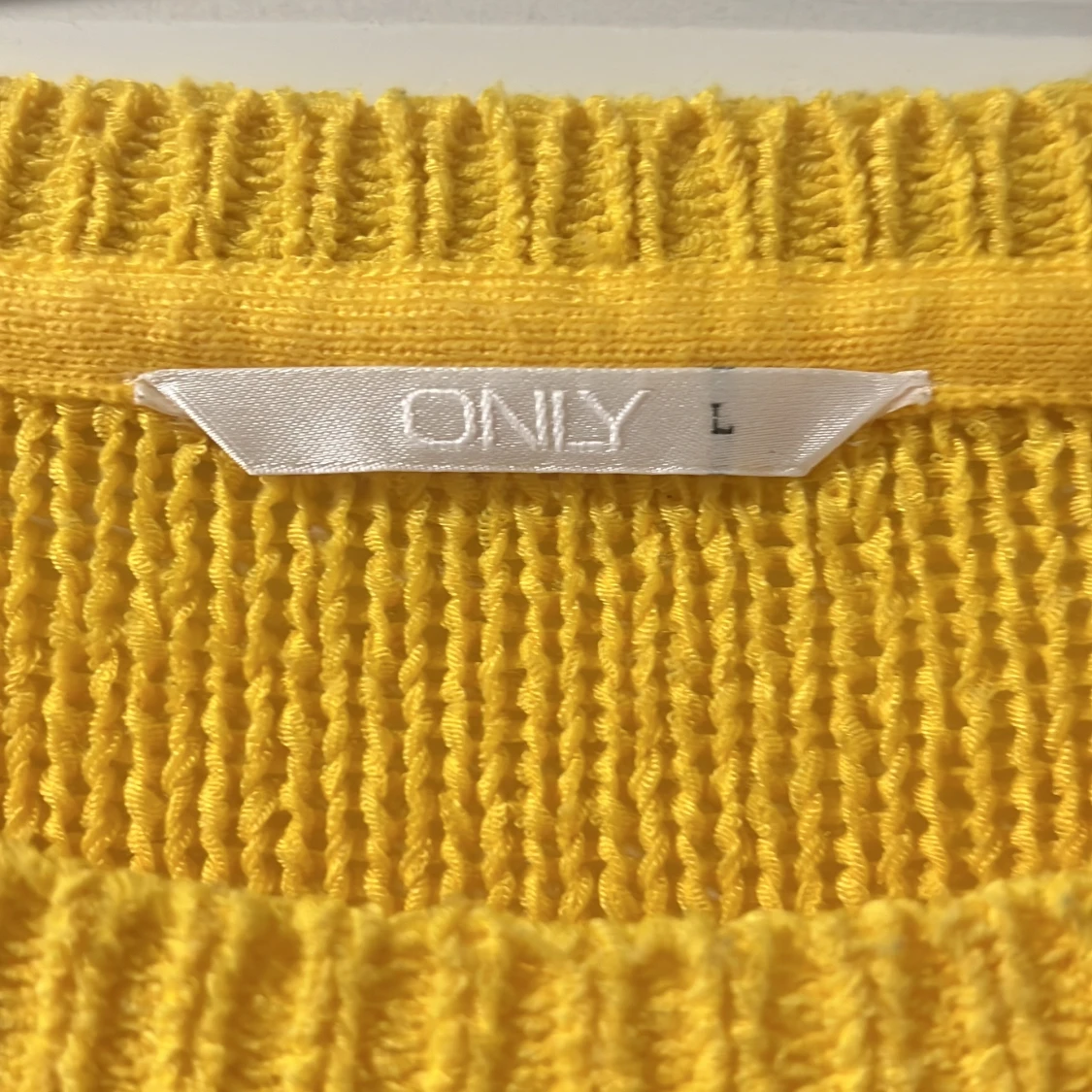 Gul stickad tröja från ONLY - 3