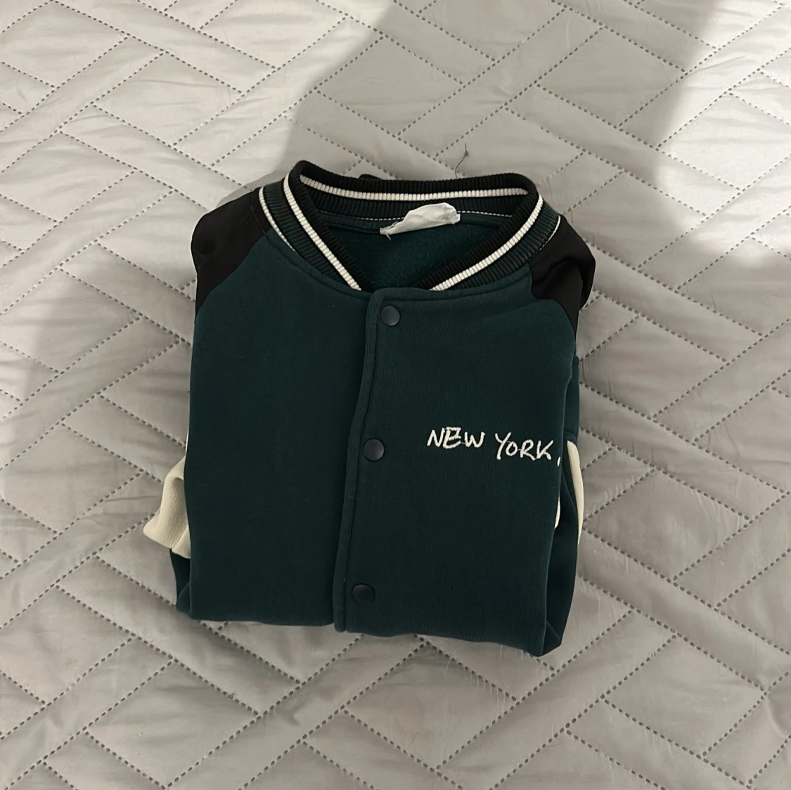 Grön bomberjacka med New York-tryck - 2