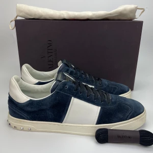 Valentino flycrew  - Hej! Säljer nu dessa sjukt snygga valentino skor. Skorna är i nyskick! Har begränsat antal boxar och dustbag. Hör av dig vid frågor. 