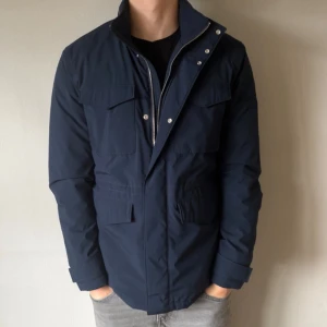 J Lindeberg fieldjacket - Storlek L | inga defekter, fint skick | modellen är 185 cm lång och väger ca 78 kg och den är lite för stor