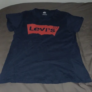 Mörk blå Levi's t-shirt med röd logga - En snygg levi trõja köpt i frankrike.