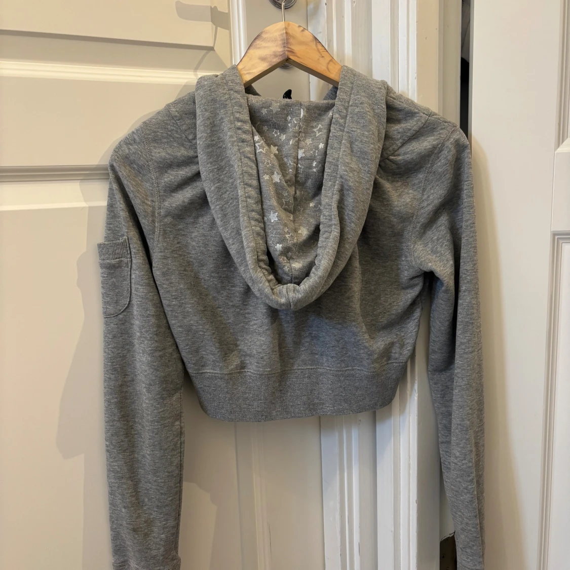 Grå croppad hoodie med dragkedja - 1