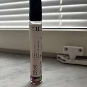 Vanilla Woods  - Vanilla Woods från The 7 Virtues.  Flaskan är 11 ml, och det är ca 6 ml kvar, se på andra bilden🌸. Vegansk och cruelty free – luktar väldigt gott. Är roll on, håller länge💖