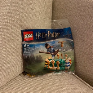 Harry Potter - Lego - Säljer detta Harry Potter legot som är inplastat och oupp-packat. Ingen aning vad det är för Lego i, men perfekt att lägga i adventskalendern till barnen. Det står dock 6+ på det. Finns att hämta i centrala Göteborg eller kan skickas. Se gärna fler annonser för samköp. 
