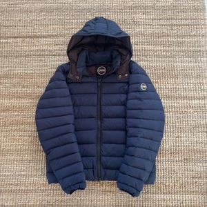 Colmar jacka  - Tja! säljer denna Snygga och varma Colmar jackan. Jackan är använd väldigt lite (9/10 skick) Jackan går att spänna in så att bredheten passar alla. Lapparna på bild 4 kommer med och jag har även orderbekräftelse.