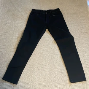 Svarta skinny jeans från Jack & Jones - Svarta jeans från Jack & Jones med klassisk femficksdesign och skinny passform. Jeansen har normal midja och är tillverkade i stretchigt bomullsmaterial för extra komfort. Perfekta för dig som gillar en smal siluett och stilren look.