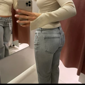 Gråa Jeans  - Säljer ett par raka jeans från Gina då dem är för små för mig💕Jeansen är i bra skick🤌🏻
