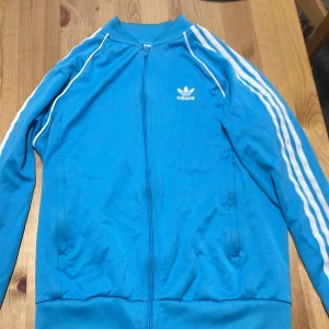 Adidas originals blå  - Använd men i bra skick!!