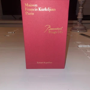 Baccarat Rouge 540 Extrait - Lyxig Extrait de Parfum från Maison Francis Kurkdjian Paris. Snygg röd flaska med gulddetaljer, perfekt för dig som vill sticka ut och visa stil. En ikonisk doft som syns och känns exklusiv.