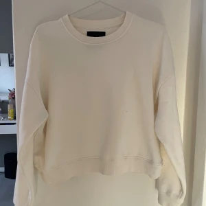 Krämvit sweatshirt  - En krämvit sweatshirt ifrån lager 157, hyfsat använd, inga defekter.