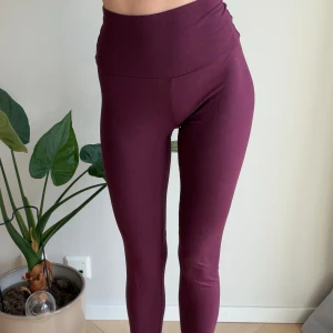 Vinröda leggings från Les Lunes XS - Supersköna vinröda leggings från Les Lunes i storlek XS. Hög midja och tight passform som sitter snyggt och bekvämt. Tillverkade i mjukt material av 95% rayon från bambu och 5% spandex. Perfekta för chill eller träning.