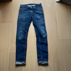 Blå jeans från Acne Studios - Blåa Jeans från acne studios med smala ben och medelhög midja. Modellen är North.