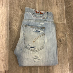 Dondup Jeans - Säljer ett par snygga Dondup jeans med slitningar! Strl 32 | mycket bra skick | skriv om du har några funderingar !