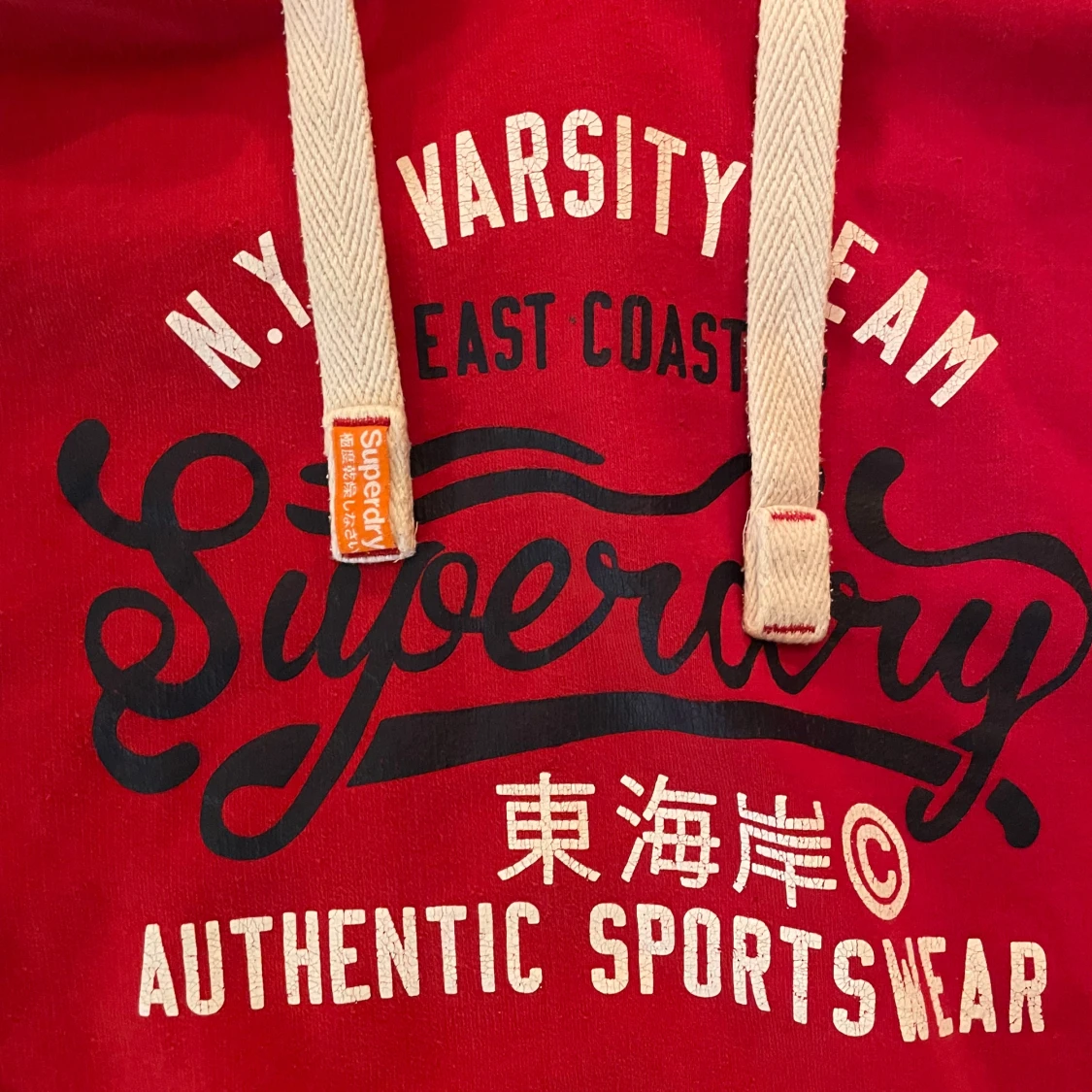 Röd hoodie från Superdry med tryck - 1