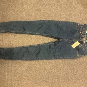  blå jeans - Klassiska blå  jeans med raka ben och normal passform. Jeansen har fem fickor, knappgylf och är tillverkade i slitstarkt denim. Perfekta för dig som gillar tidlös stil och vill ha ett par jeans som funkar till allt.