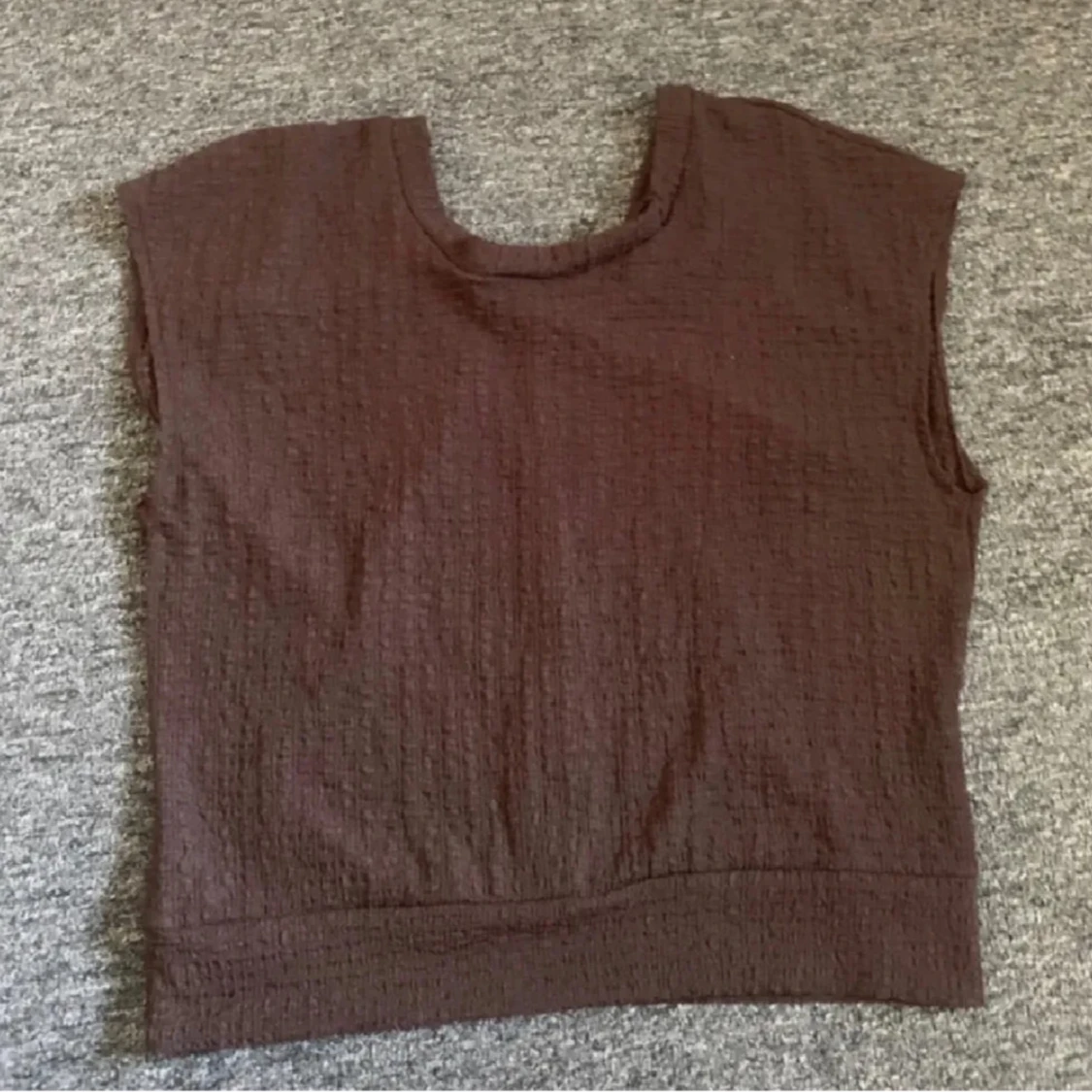 Brun ärmlös topp med twistad detalj - 1