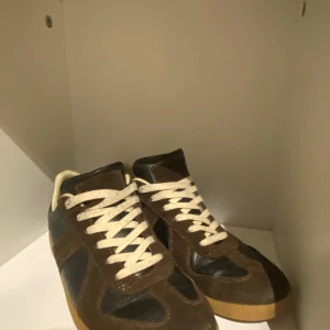 Maison Margiela - Ett fint par maison margiela svarta/bruna, är öppen för BYTEN. | Storlek 43 | pris kan DISKUTERAS | skickar EJ med låda | Byten mot Lanvins direkt |