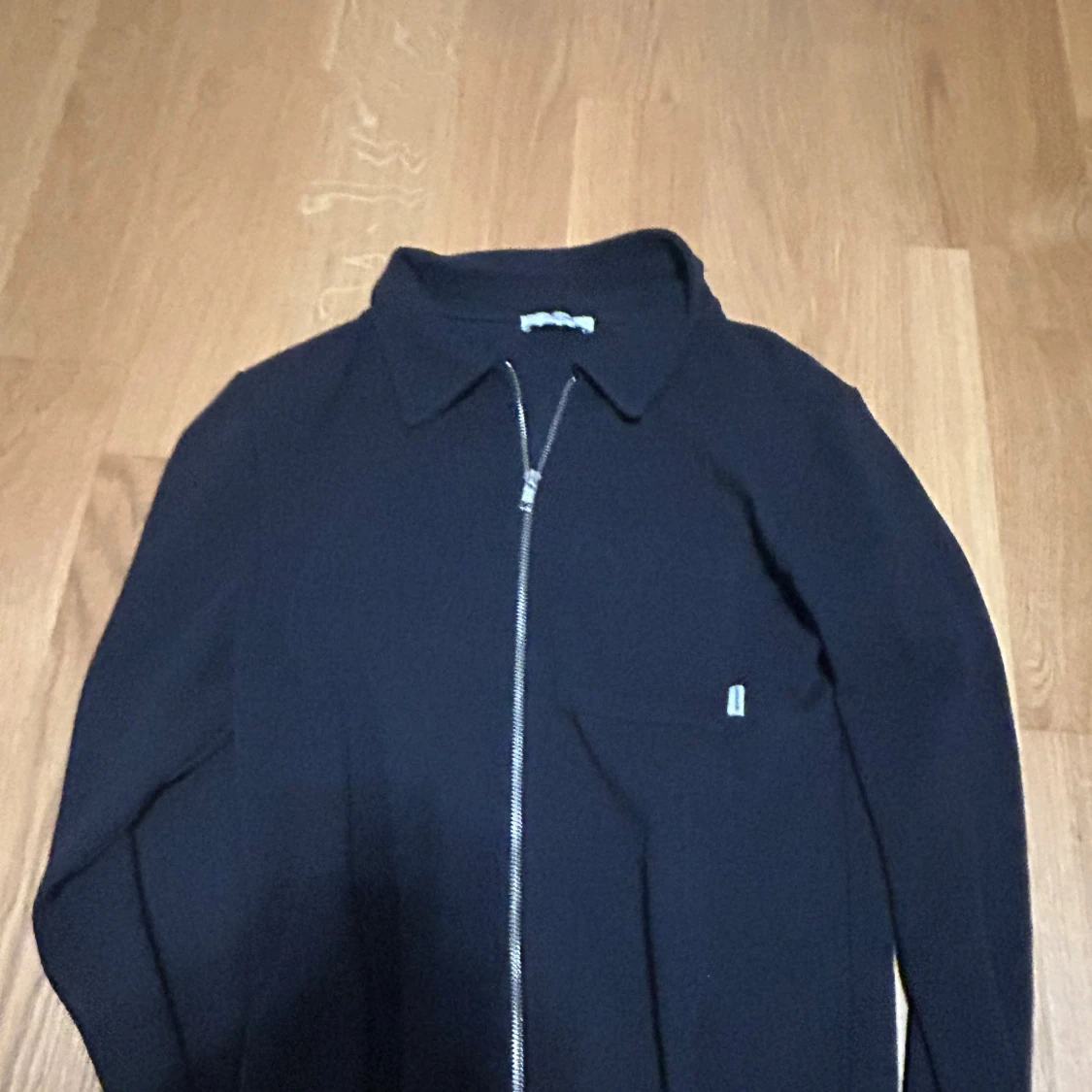 Svart overshirt med dragkedja - 1