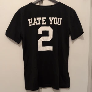 Svart T-shirt - Svart T-shirt med tryck. Trycket är på baksidan av tröjan! Framsidan är helt svart.