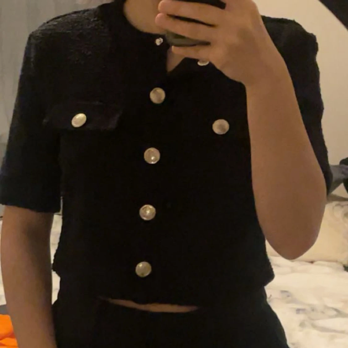 Svart croppad blus med knappar