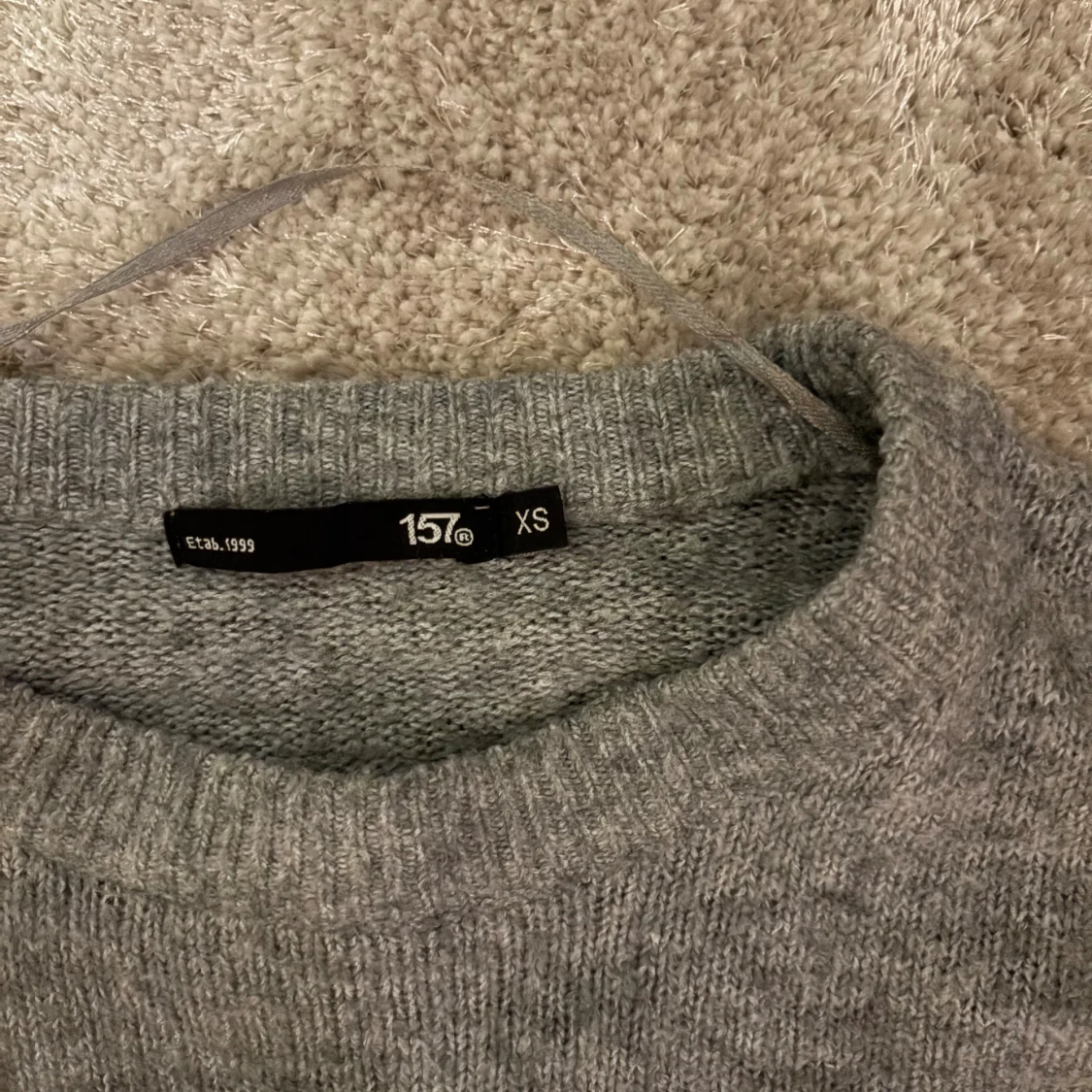 Grå stickad tröja  - 1